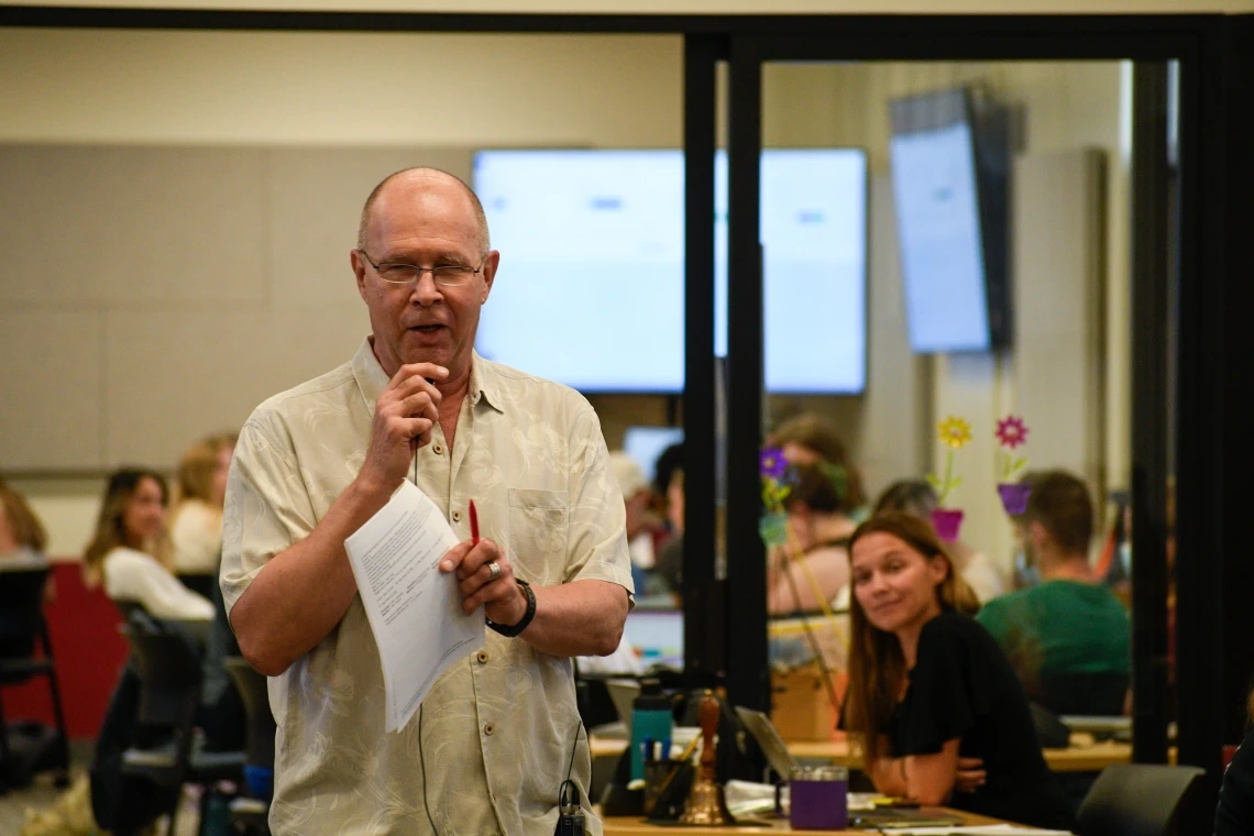 Dr. Walt Klimecki teaching his foundational class at the college of veterinary medicine.